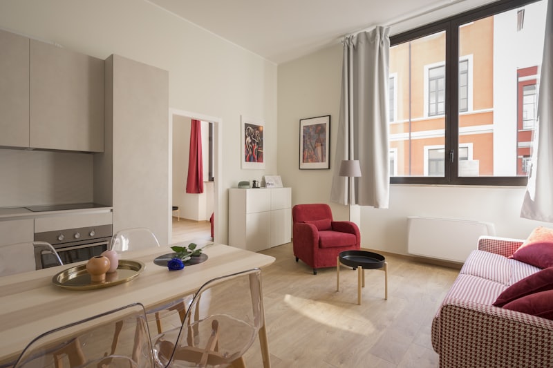 Apartma Bukev — zasebni vhod iz vrta z lesenimi kad in dostopom do rečnega brega