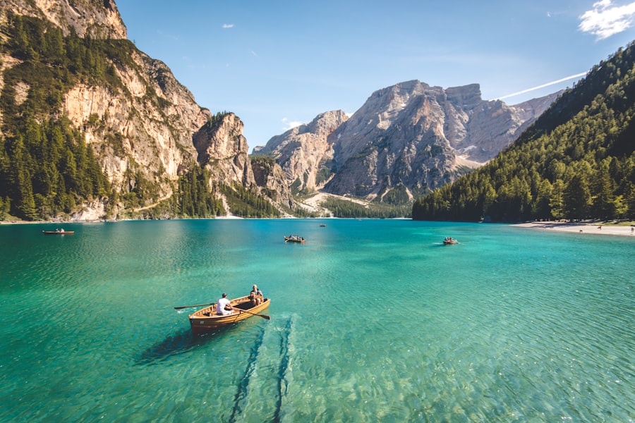 Smaragdno alpsko jezero med vrhovi Julijskih Alp